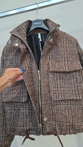Bunda Avery Brown Imperial – detail goliera, zapínania a vreciek
