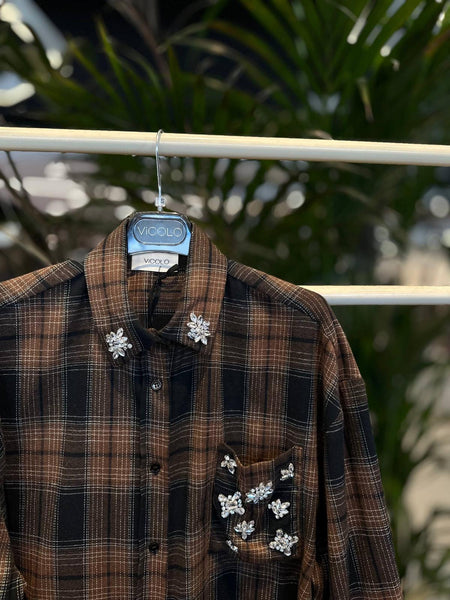 Košeľa Jewel Brown Vicolo – detail štrasových aplikácií